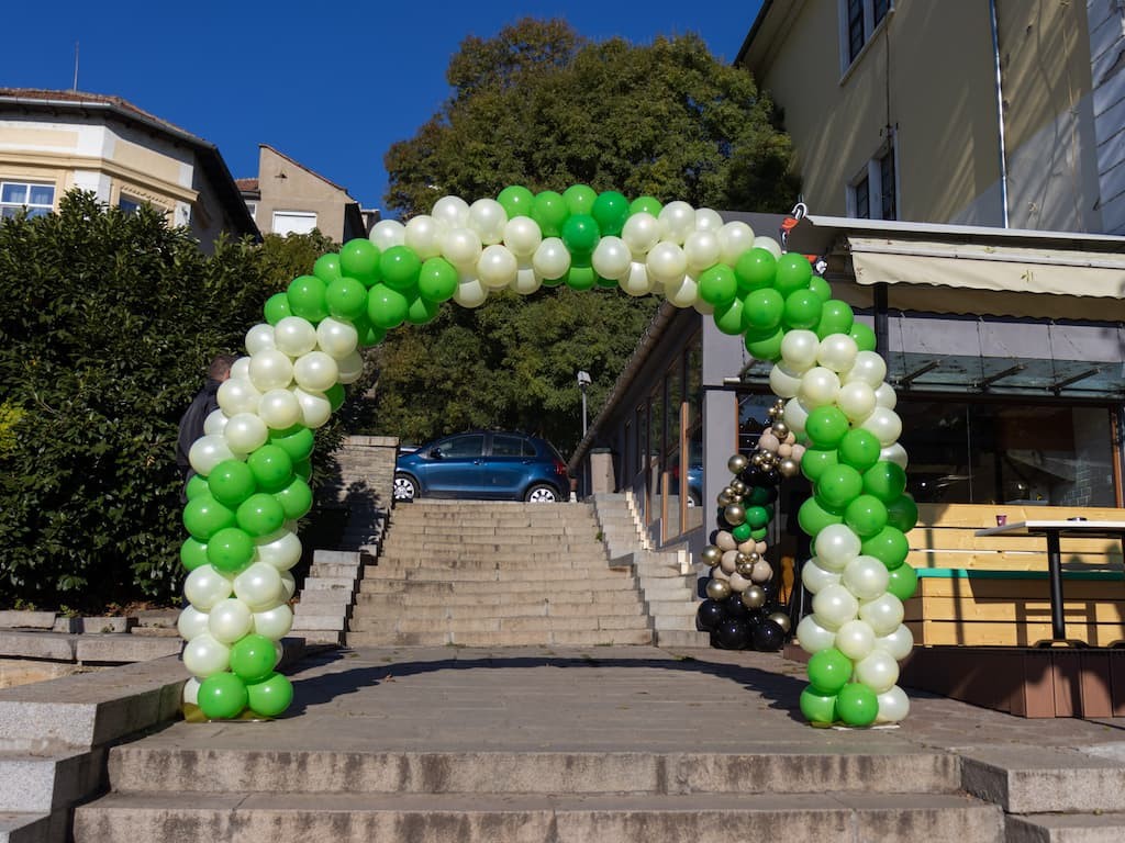 Арка от балони за откриване на ресторант Dinero Bulgaria във Велико Търново